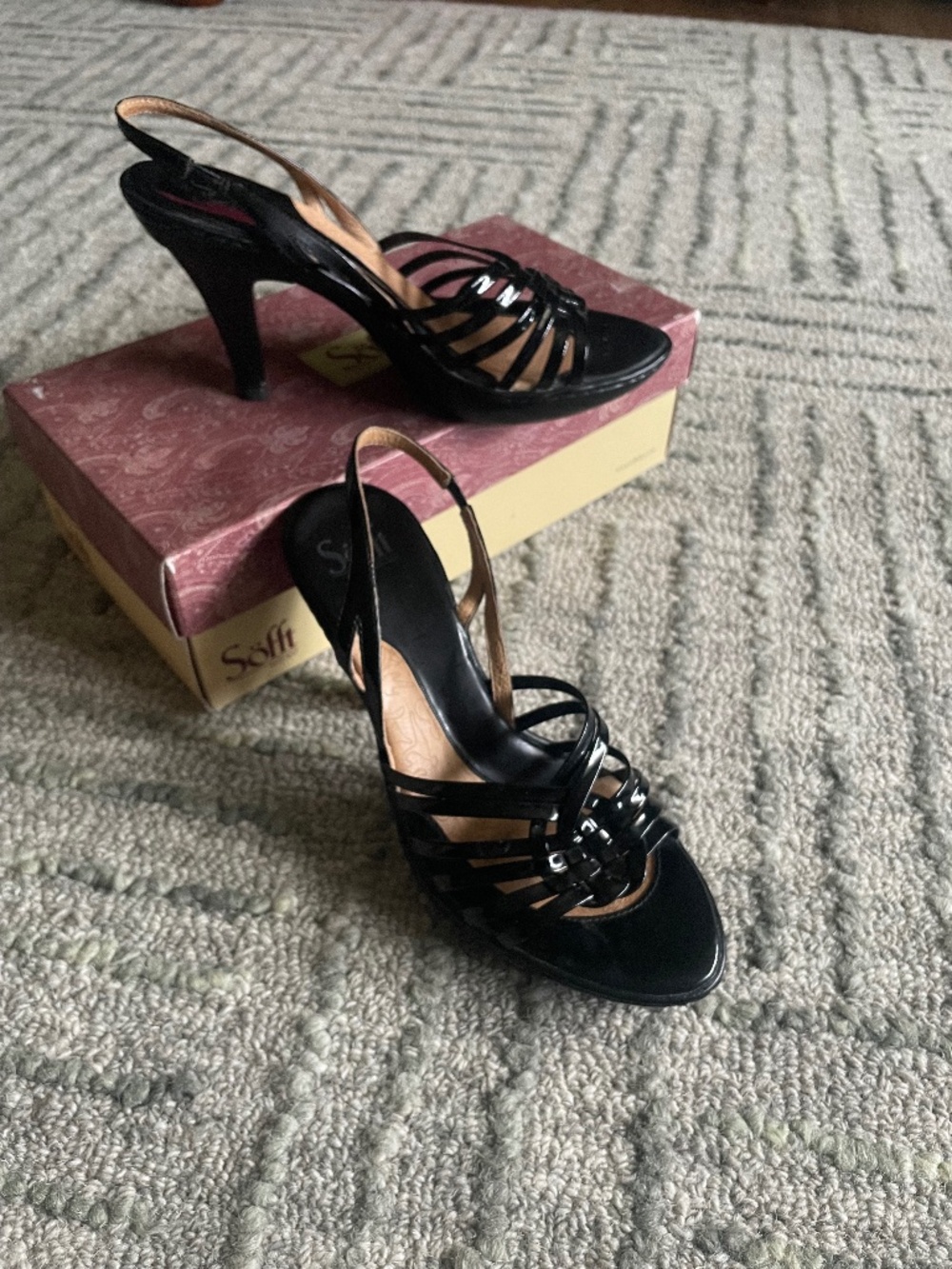 Sz 8 Sofft Black patent leather slingback  heels